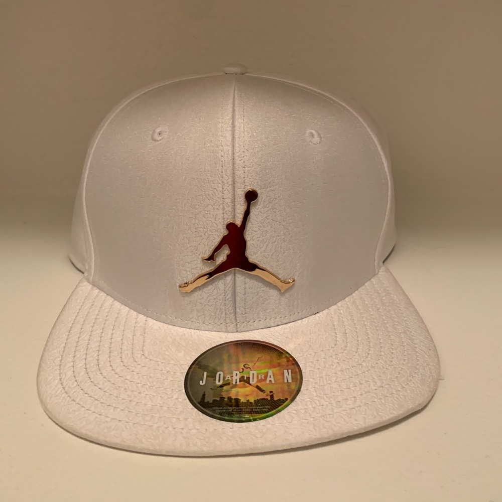 WHITE/GOLD JORDANS HAT (NEVER WORN)